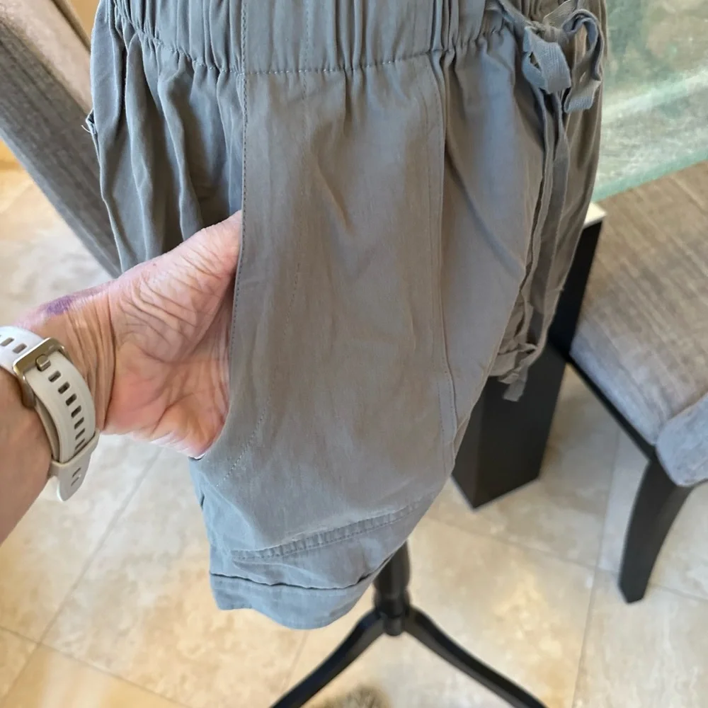 KHAKI GREEN ELASTIC AND DRAWSTRING SHORTS SIZE MED